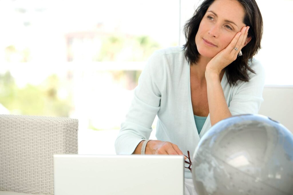 Ser una persona altamente sensible no es una desventaja, sino una forma profunda de estar en el mundo, con una capacidad única para captar matices emocionales, conectar con los demás y reflexionar con profundidad.