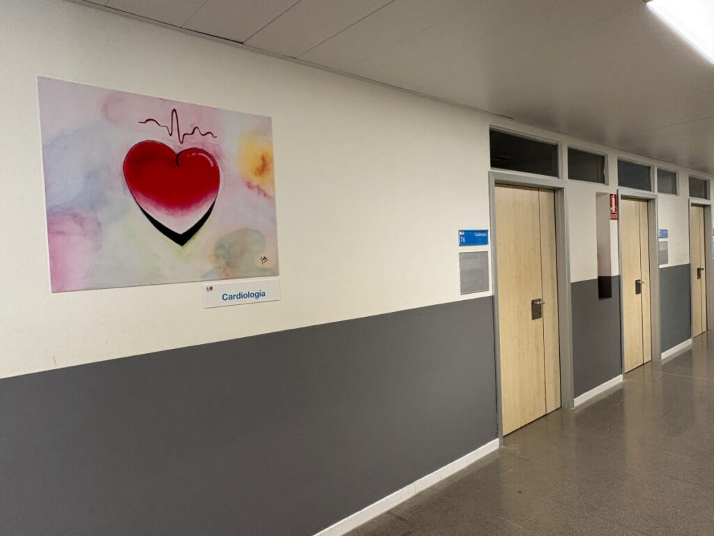 ¡El arte como impulsor de la humanización de los hospitales! El Hospital publico Universitario Infanta Leonor impulsa la humanización a través de cuadros decorativos en el área de Consultas Externas.