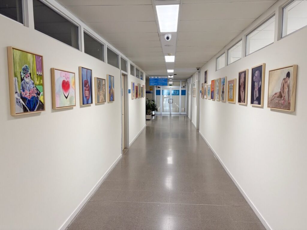 ¡El arte como impulsor de la humanización de los hospitales! El Hospital publico Universitario Infanta Leonor impulsa la humanización a través de cuadros decorativos en el área de Consultas Externas.