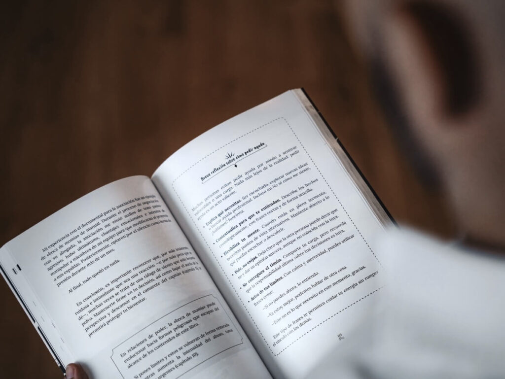 La obra, editada por Editorial Vinatea, articula una red de colaboraciones transversales entre instituciones, entidades sociales, profesionales de la salud mental, especialistas en accesibilidad y agentes de la creación cultural.