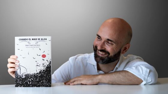 El escritor y cineasta Miguel Ángel Font Bisier presenta Cuando el mar se alza, un libro inclusivo sobre salud mental que aplica el diseño universal para acercar el bienestar emocional al mayor número posible de personas.