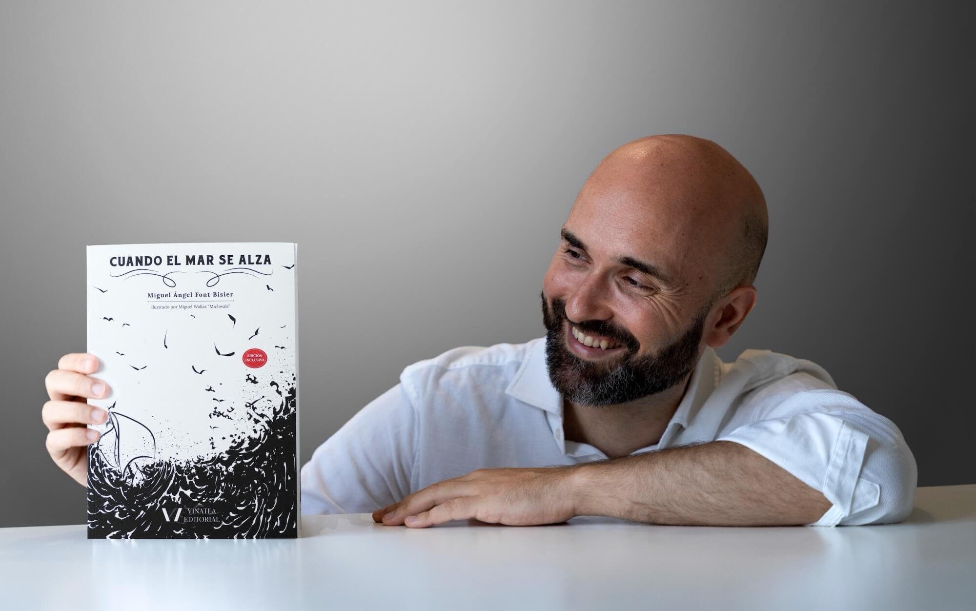 El escritor y cineasta Miguel Ángel Font Bisier presenta Cuando el mar se alza, un libro inclusivo sobre salud mental que aplica el diseño universal para acercar el bienestar emocional al mayor número posible de personas.