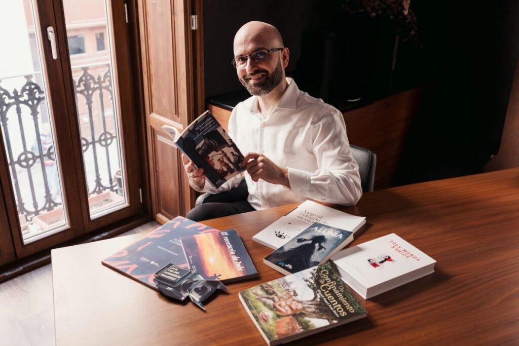 La salud mental como experiencia cultural accesible. El escritor y cineasta Miguel Ángel Font Bisier presenta Cuando el mar se alza, un libro inclusivo sobre salud mental que aplica el diseño universal para acercar el bienestar emocional al mayor número posible de personas.